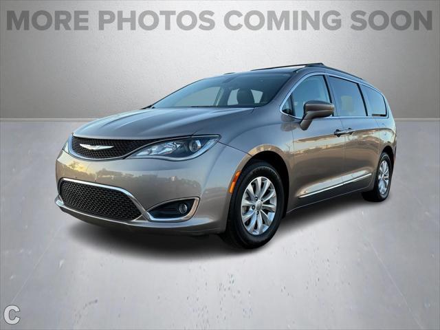 Photo of 2017 Molten Silver Chrysler Pacifica