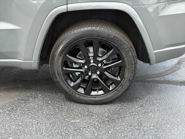 Photo of 2022 Sting-Gray Clearcoat Jeep Grand Cherokee