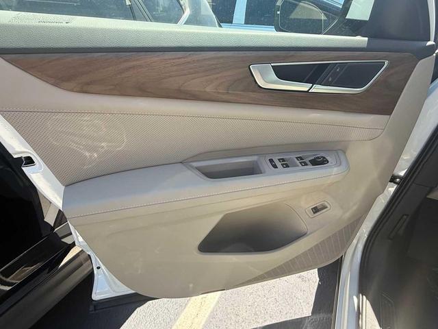 Photo of 2025 Pure White Volkswagen Atlas