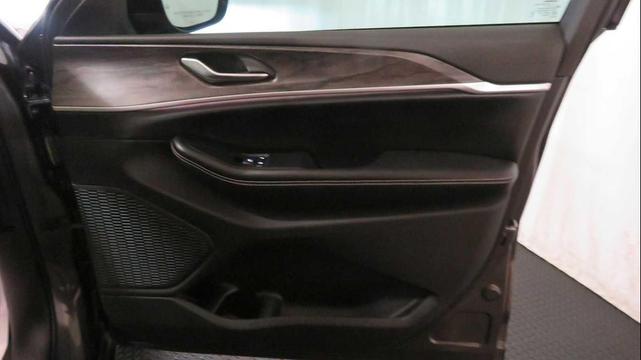 Photo of 2023 Baltic Gray Metallic Clearcoat Jeep Grand Cherokee
