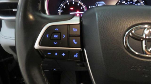 Photo of 2022 Midnight Black Metallic Toyota Highlander
