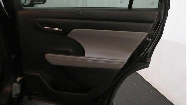 Photo of 2022 Midnight Black Metallic Toyota Highlander