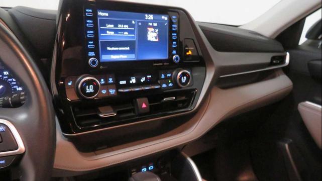 Photo of 2022 Midnight Black Metallic Toyota Highlander