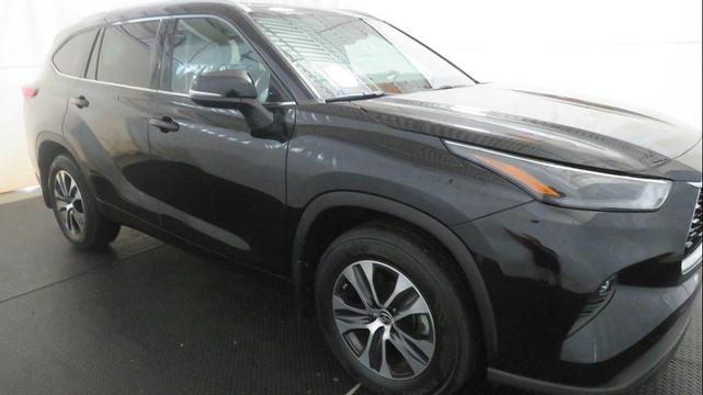 Photo of 2022 Midnight Black Metallic Toyota Highlander