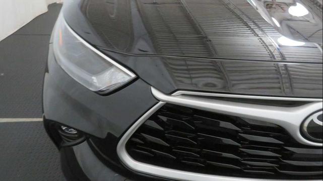 Photo of 2022 Midnight Black Metallic Toyota Highlander