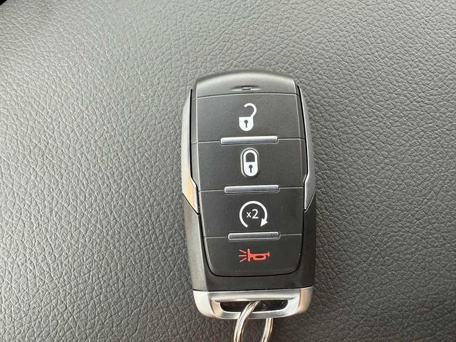 Photo of 2025 Diamond Black Crystal Pearlcoat RAM 1500