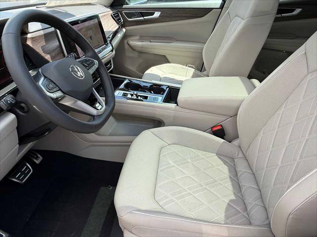Photo of 2025 Deep Black Pearl Volkswagen Atlas