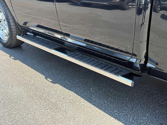 Photo of 2017 Brilliant Black Crystal Pearlcoat RAM 1500