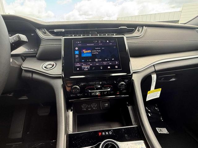 Photo of 2025 Diamond Black Crystal Pearlcoat Jeep Grand Cherokee