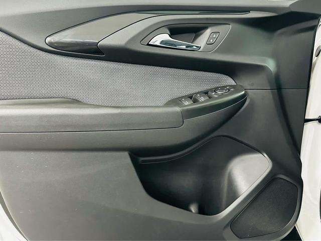 Photo of 2022 Summit White Chevrolet Trailblazer