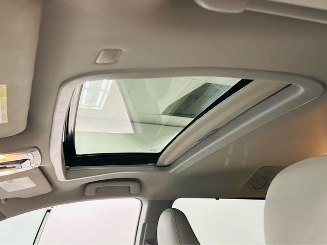 Photo of 2019 Blizzard Pearl Toyota Sienna