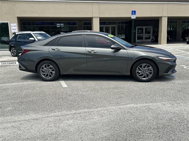 Photo of 2024 Amazon Gray Hyundai ELANTRA