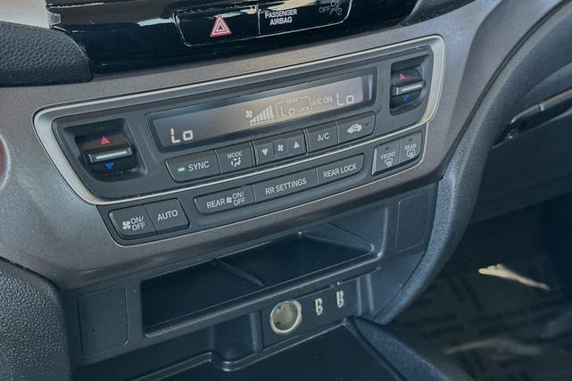 Photo of 2017 White Diamond Pearl Honda Pilot