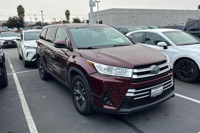 Photo of 2017 Ooh La La Rouge Mica Toyota Highlander Hybrid