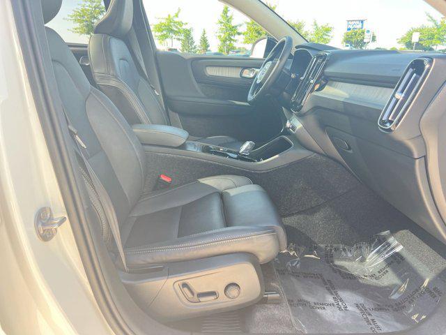 Photo of 2025 Crystal White Volvo XC40