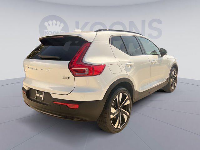 Photo of 2025 Crystal White Volvo XC40