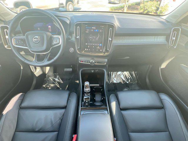 Photo of 2025 Crystal White Volvo XC40