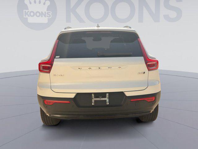 Photo of 2025 Crystal White Volvo XC40
