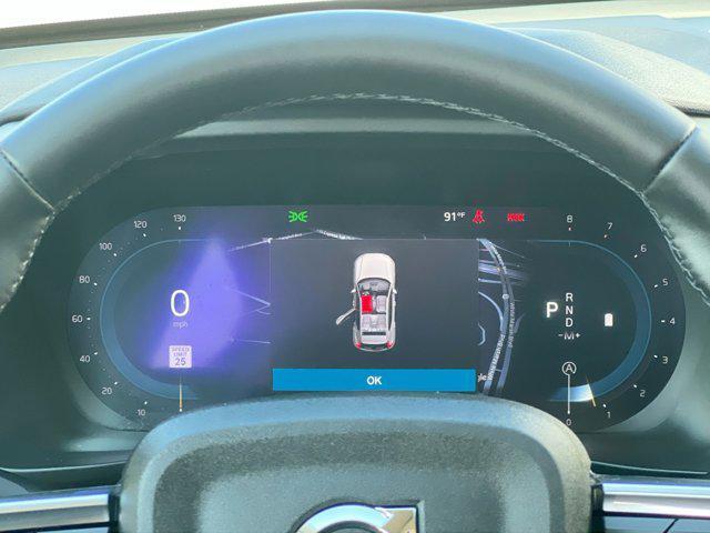 Photo of 2025 Crystal White Volvo XC40