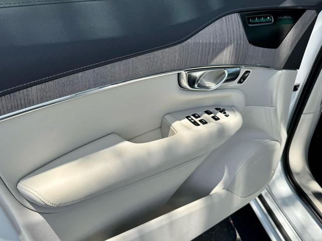 Photo of 2021 WHITE Volvo XC90 Recharge Plug-In Hybrid