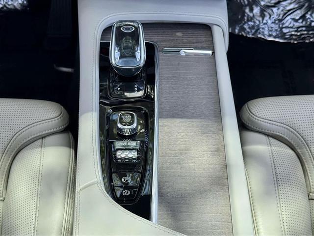 Photo of 2021 WHITE Volvo XC90 Recharge Plug-In Hybrid