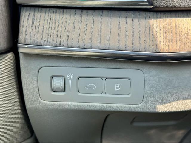 Photo of 2021 WHITE Volvo XC90 Recharge Plug-In Hybrid
