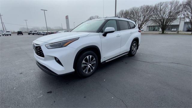 Photo of 2024 Wind Chill Pearl Toyota Highlander Hybrid