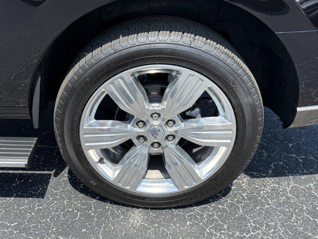 Photo of 2023 Agate Black Metallic Ford Expedition