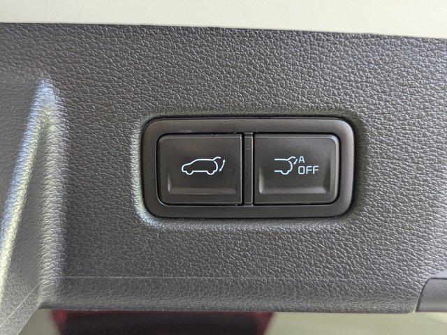 Photo of 2023 Glacial White Pearl Kia Telluride