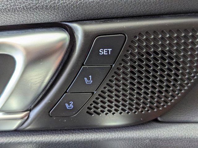 Photo of 2023 Glacial White Pearl Kia Telluride