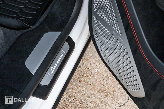 Photo of 2023 Bianco Monocerus Metallic Lamborghini Urus