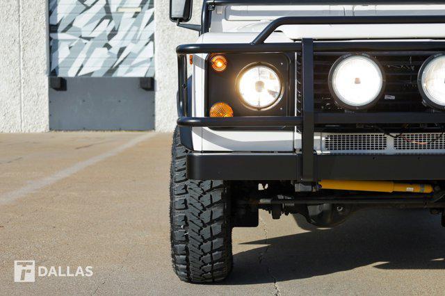 Photo of 1997 Alpine White Land Rover Defender