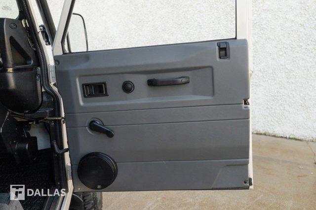 Photo of 1997 Alpine White Land Rover Defender