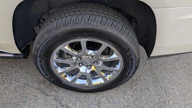 Photo of 2015 White GMC Yukon