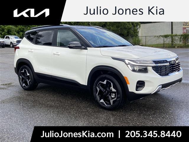 Photo of 2025 Clear White/Black Roof Kia Seltos