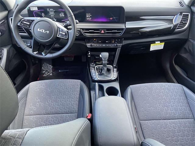 Photo of 2025 Clear White/Black Roof Kia Seltos