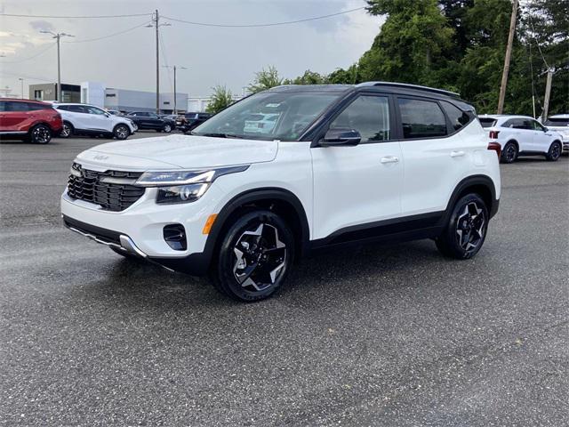 Photo of 2025 Clear White/Black Roof Kia Seltos