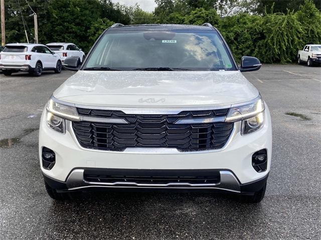 Photo of 2025 Clear White/Black Roof Kia Seltos