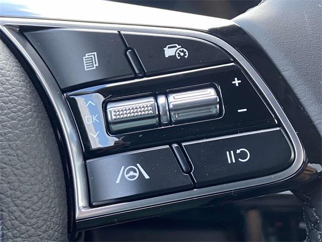 Photo of 2025 Clear White/Black Roof Kia Seltos