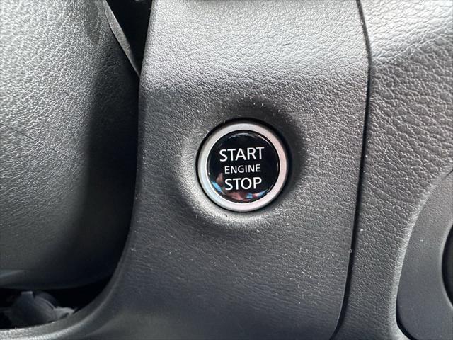 Photo of 2024 Glacier White Nissan Frontier