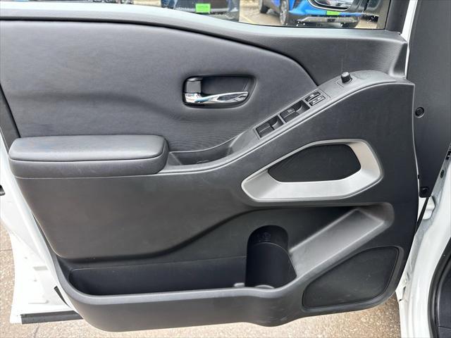 Photo of 2024 Glacier White Nissan Frontier