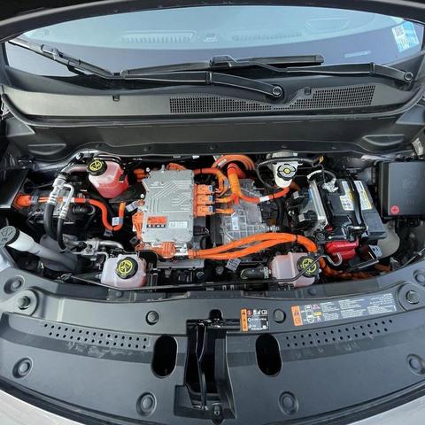 Photo of 2023 Gray Ghost Metallic Chevrolet Bolt EUV