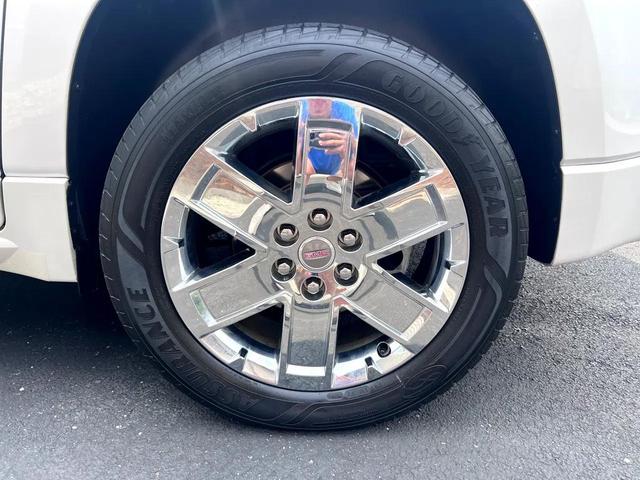 Photo of 2016 Pearl White GMC Acadia