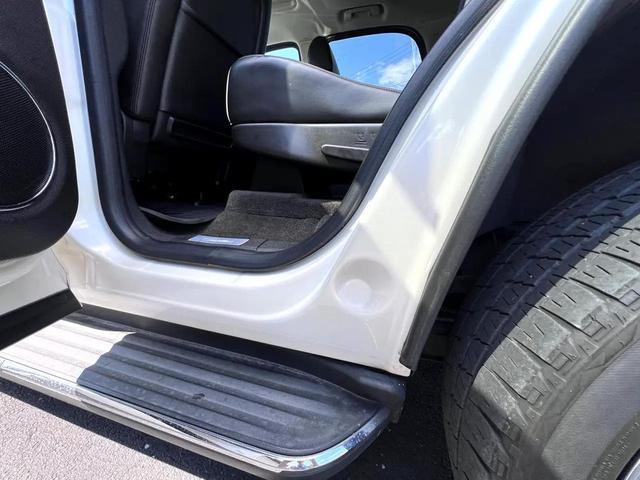 Photo of 2009 Pearl White Cadillac Escalade