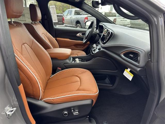 Photo of 2025 Ceramic Gray Clearcoat Chrysler Pacifica