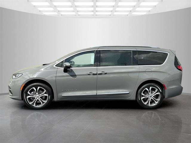 Photo of 2025 Ceramic Gray Clearcoat Chrysler Pacifica