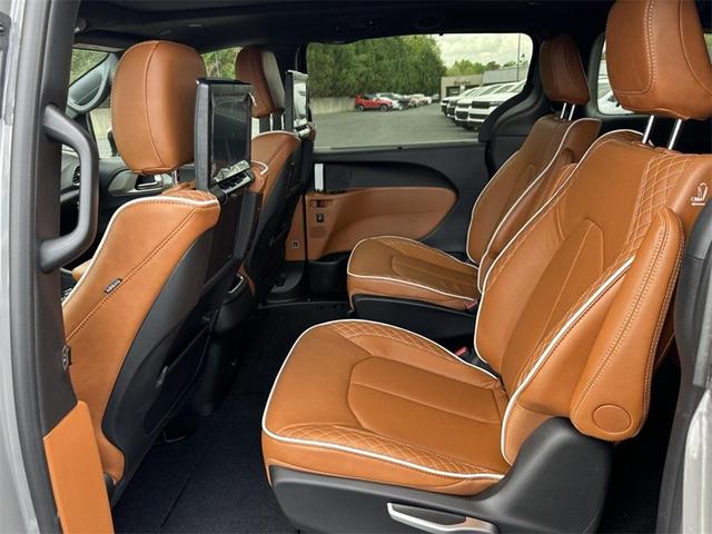 Photo of 2025 Ceramic Gray Clearcoat Chrysler Pacifica