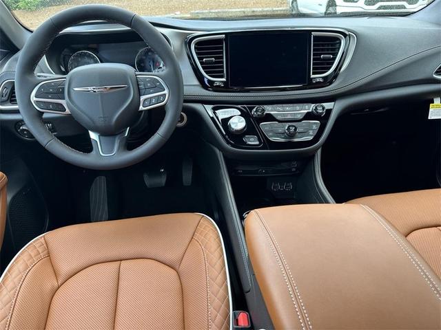Photo of 2025 Ceramic Gray Clearcoat Chrysler Pacifica