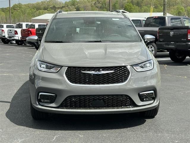 Photo of 2025 Ceramic Gray Clearcoat Chrysler Pacifica