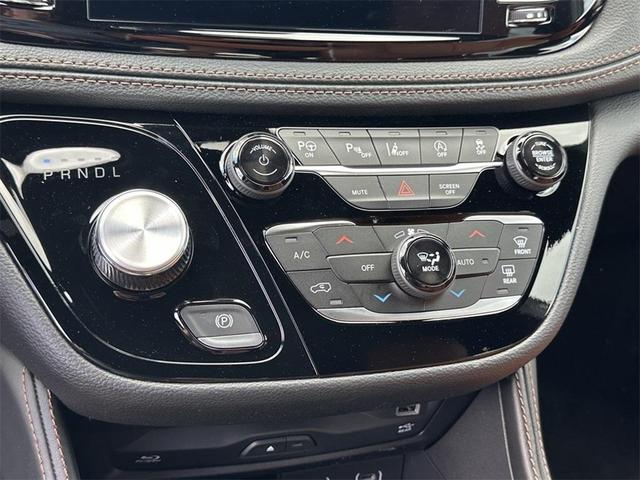 Photo of 2025 Ceramic Gray Clearcoat Chrysler Pacifica